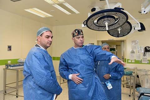 Dr. Miklosh Bala, Senior Surgeon at Hadassah shows some features in the advanced Operating Room to Senator Bolsonaro.